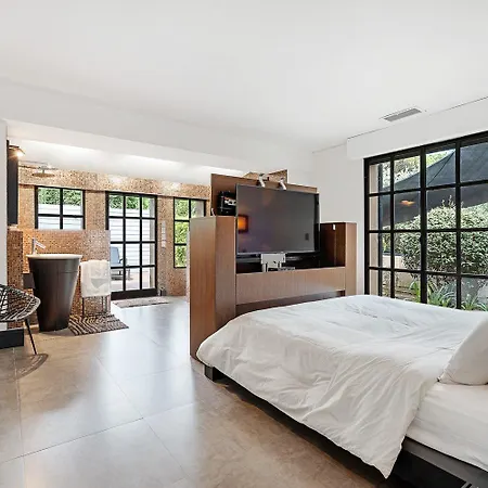 Villa Exclusive Modern In *